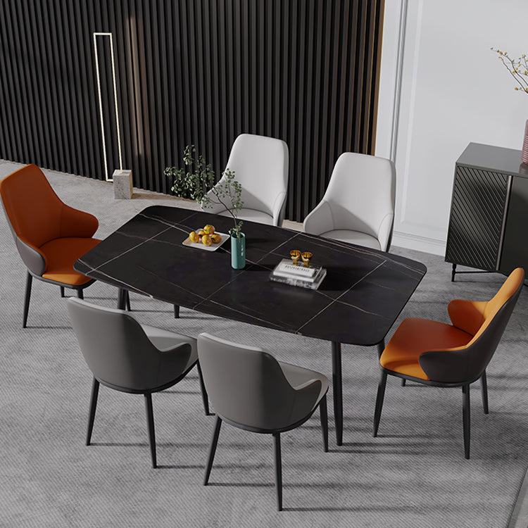 El comedor moderno preside la butaca curvada de cuero mate de Parsons