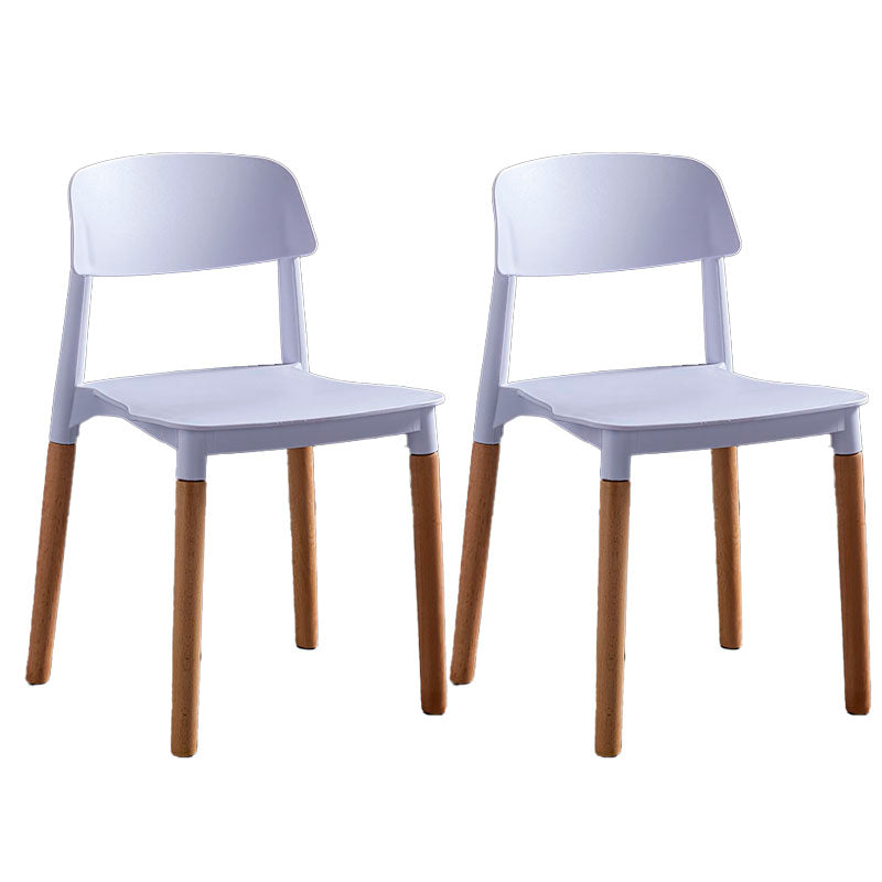 La parte posterior abierta del diseño escandinavo que cena el plástico de las sillas laterales cena la silla sin brazos