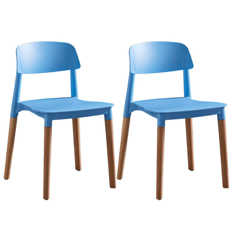 La parte posterior abierta del diseño escandinavo que cena el plástico de las sillas laterales cena la silla sin brazos