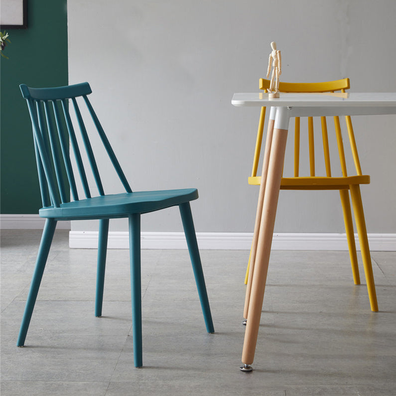 Sedia da cucina in plastica scandinava.