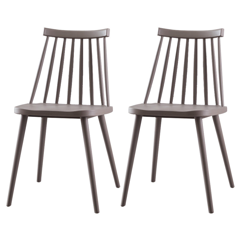 Sedia da cucina in plastica scandinava.
