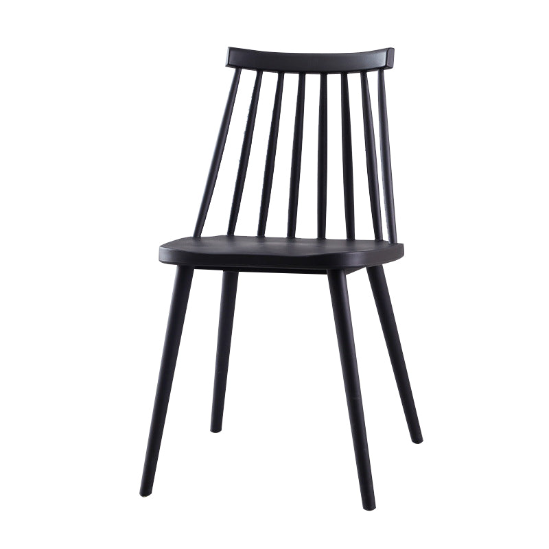 Sedia da cucina in plastica scandinava.
