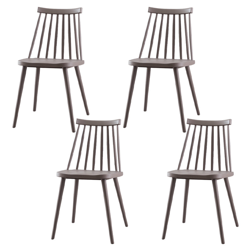 Sedia da cucina in plastica scandinava.