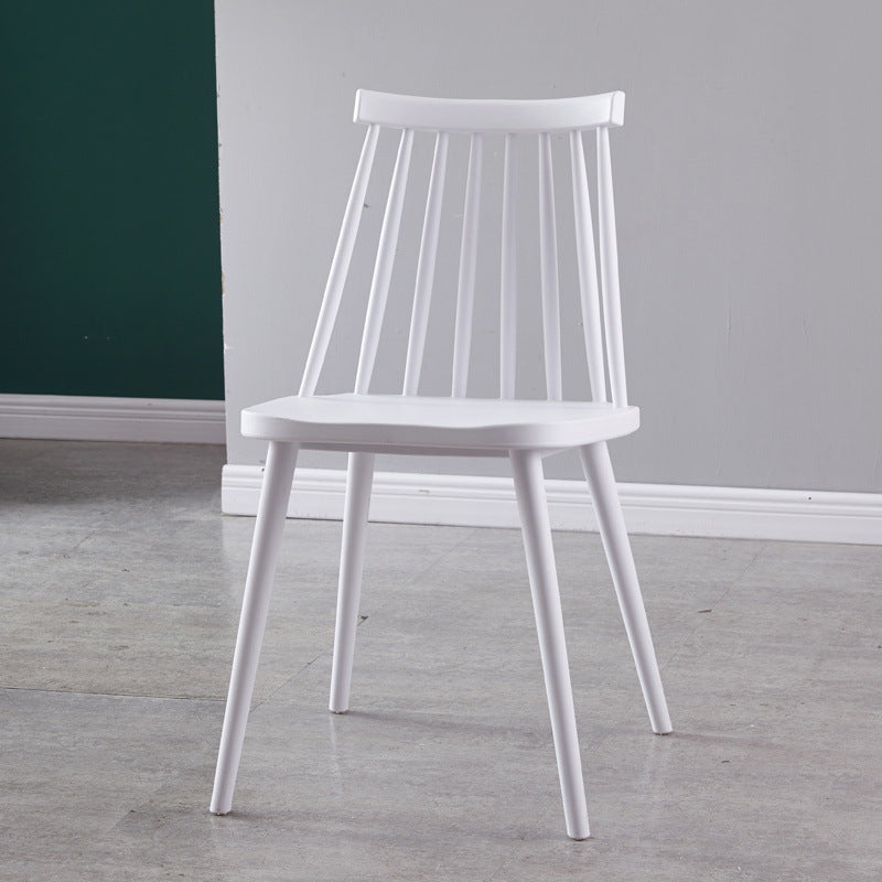 Sedia da cucina in plastica scandinava.