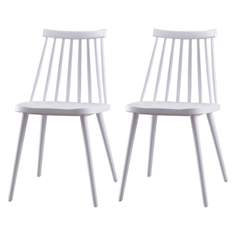 Sedia da cucina in plastica scandinava.