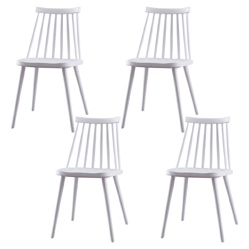 Sedia da cucina in plastica scandinava.