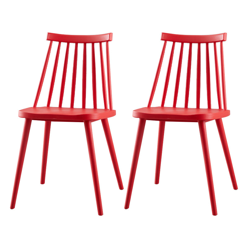 Sedia da cucina in plastica scandinava.