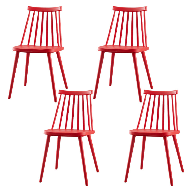 Sedia da cucina in plastica scandinava.