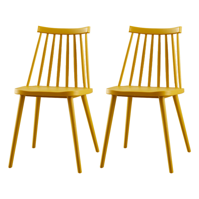 Sedia da cucina in plastica scandinava.