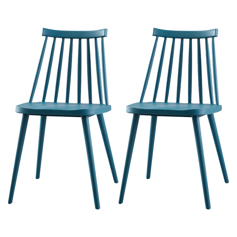 Sedia da cucina in plastica scandinava.