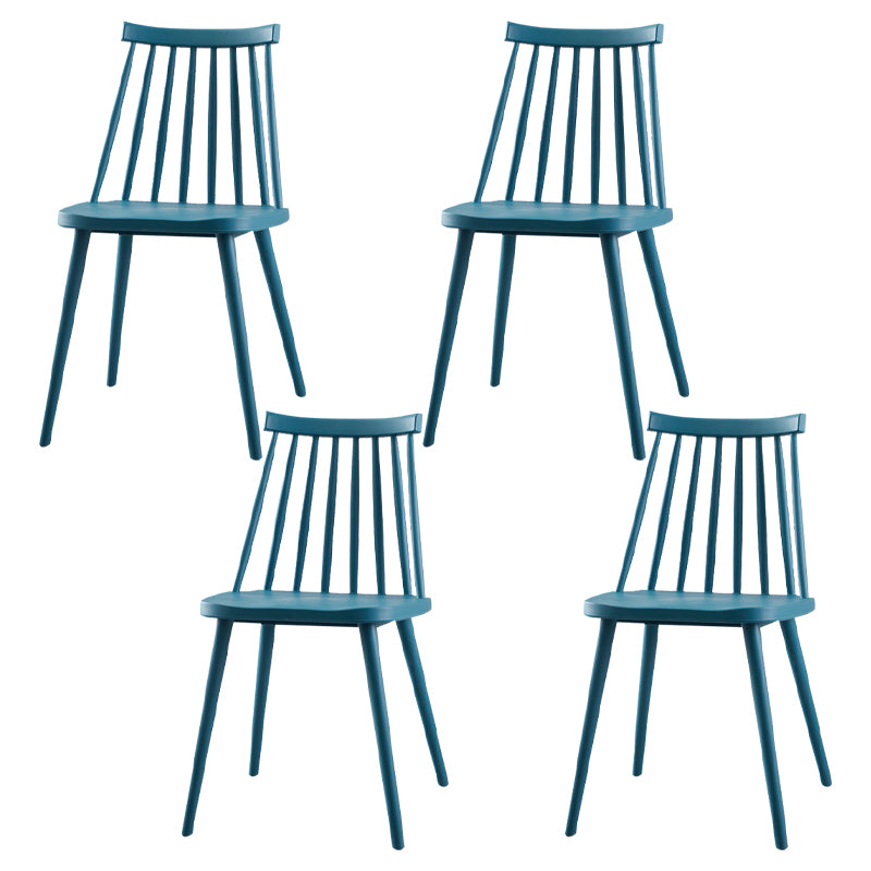 Sedia da cucina in plastica scandinava.