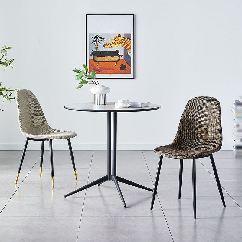 El plástico del diseño escandinavo que cena la silla lateral sin brazos del respaldo sólido de las sillas sin brazos