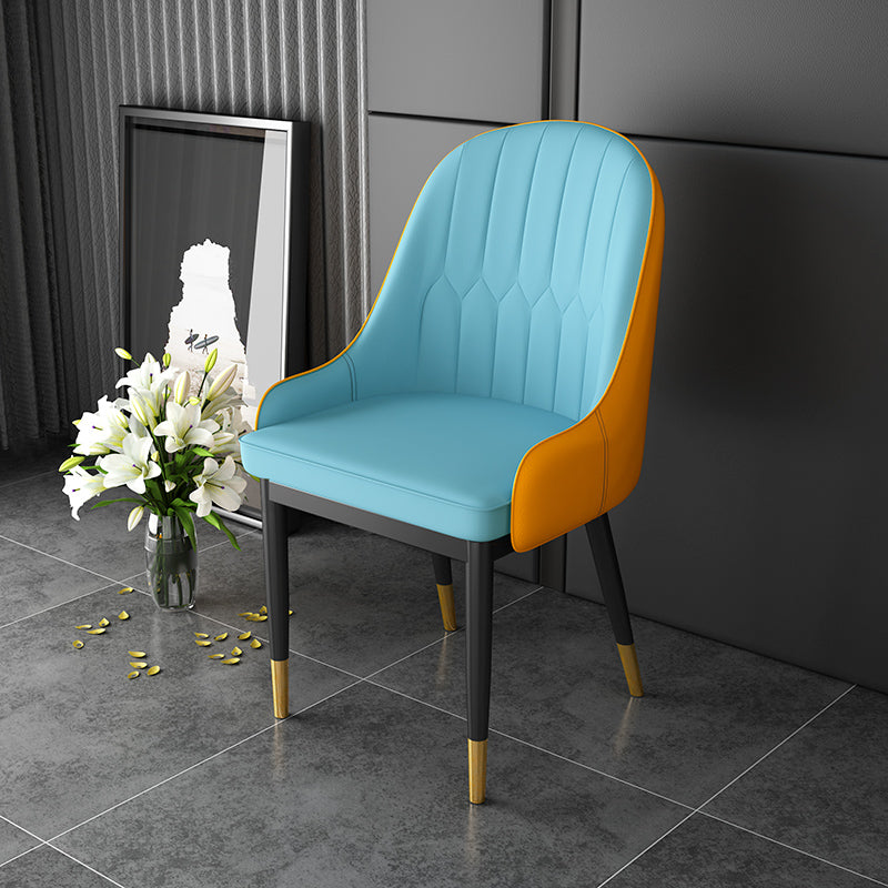 Silla auxiliar de comedor de cuero con respaldo sólido de diseño escandinavo