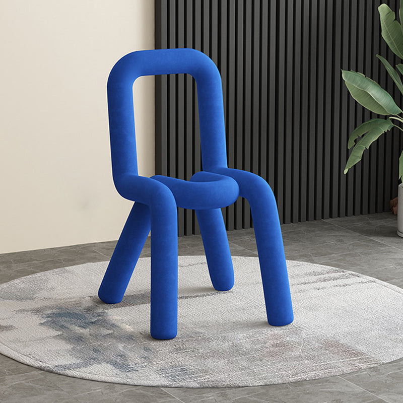 Silla lateral curvada de terciopelo de estilo diseñador, silla de comedor con respaldo abierto y acabado mate