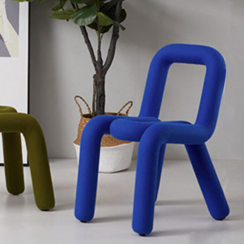 Silla lateral curvada de terciopelo de estilo diseñador, silla de comedor con respaldo abierto y acabado mate