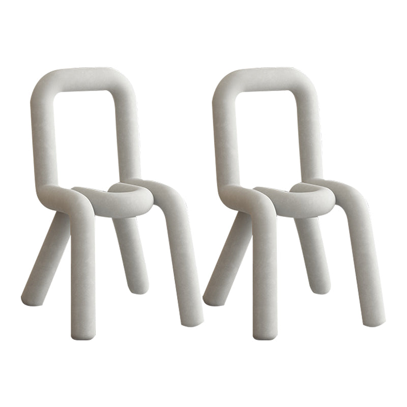 Silla lateral curvada de terciopelo de estilo diseñador, silla de comedor con respaldo abierto y acabado mate