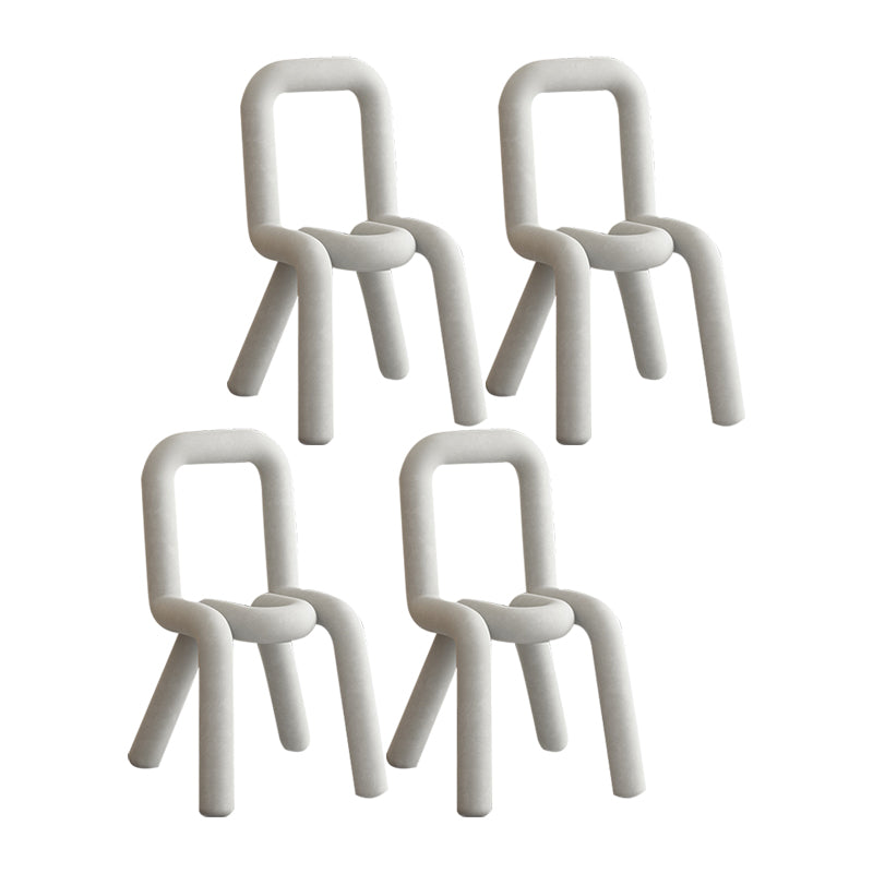 Silla lateral curvada de terciopelo de estilo diseñador, silla de comedor con respaldo abierto y acabado mate