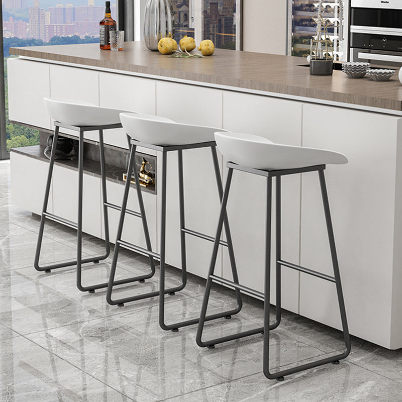 Moderner Thekenhocker ohne Armlehnen, Eisen-Haushalts-Barhocker mit Kunststoffsitz und Pedal