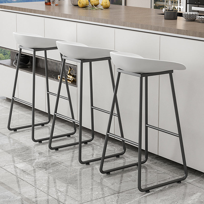 Moderner Thekenhocker ohne Armlehnen, Eisen-Haushalts-Barhocker mit Kunststoffsitz und Pedal