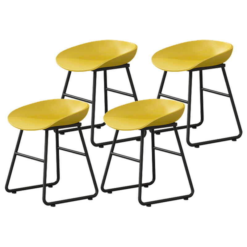 Moderner Thekenhocker ohne Armlehnen, Eisen-Haushalts-Barhocker mit Kunststoffsitz und Pedal