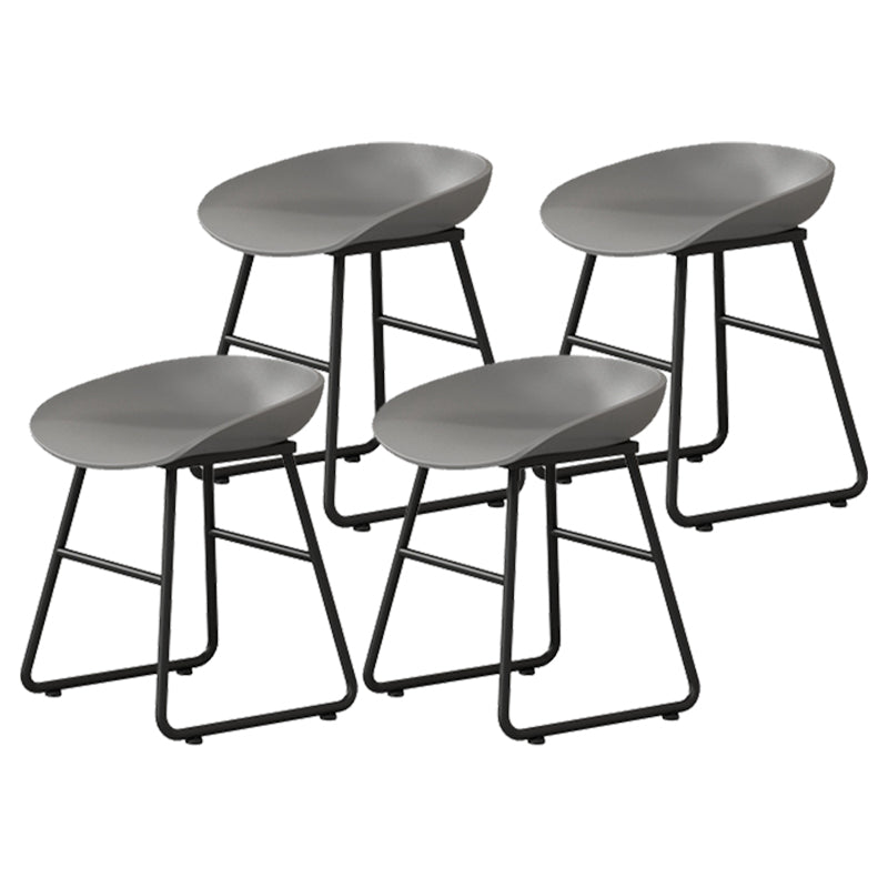 Moderner Thekenhocker ohne Armlehnen, Eisen-Haushalts-Barhocker mit Kunststoffsitz und Pedal