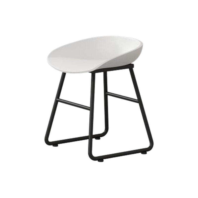 Moderner Thekenhocker ohne Armlehnen, Eisen-Haushalts-Barhocker mit Kunststoffsitz und Pedal