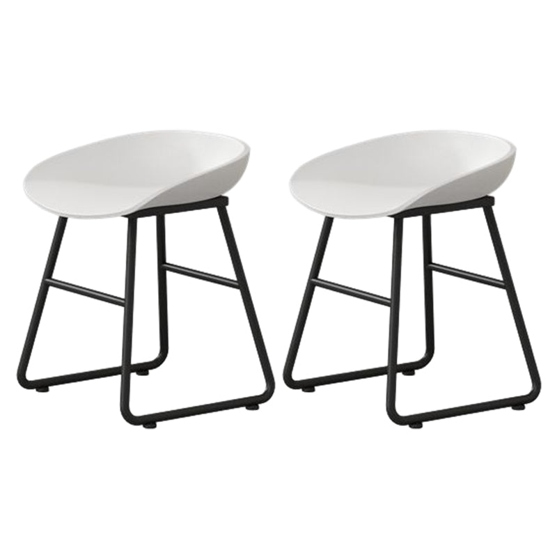 Moderner Thekenhocker ohne Armlehnen, Eisen-Haushalts-Barhocker mit Kunststoffsitz und Pedal
