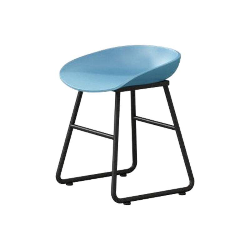 Moderner Thekenhocker ohne Armlehnen, Eisen-Haushalts-Barhocker mit Kunststoffsitz und Pedal