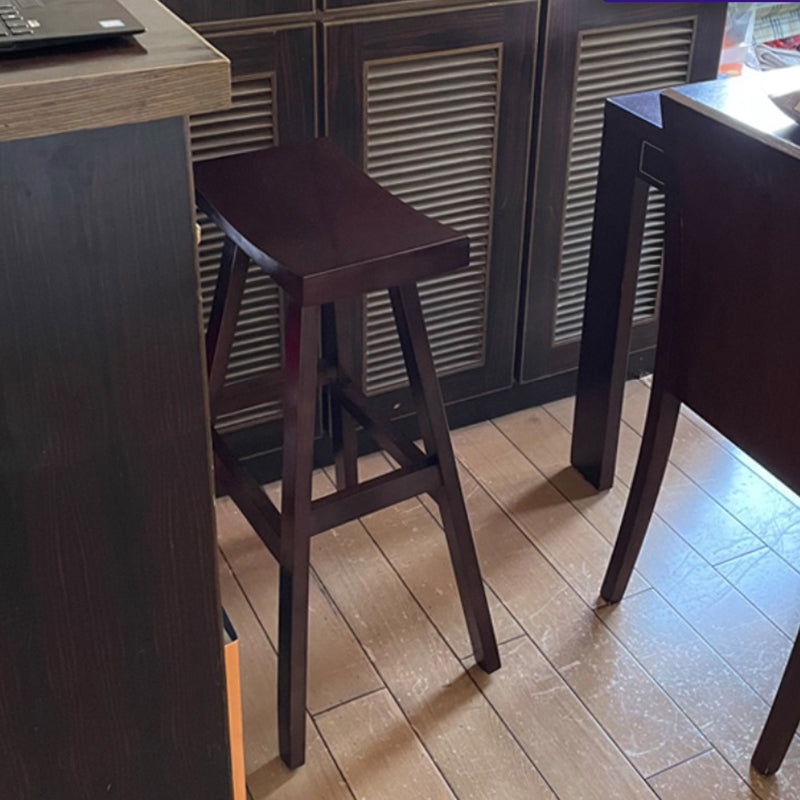 Moderner armloser Thekenhocker aus Holz, Restaurant-Barhocker mit Holzsitz und Pedal