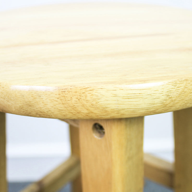 Moderner, armloser, rückenfreier Thekenhocker aus Holz für den Milchteeladen, Barhocker mit Holzsitz