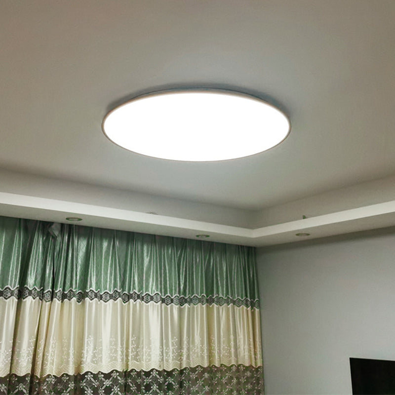 Runde Deckenleuchte aus Aluminium. Minimalistische LED-Deckenleuchte