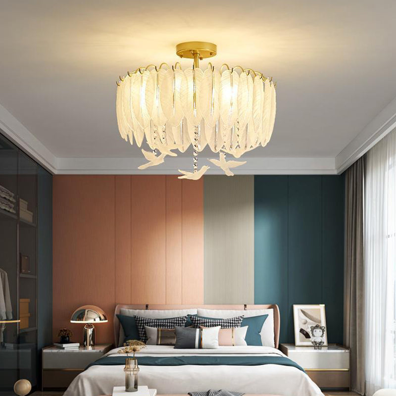 Luminaire monté au plafond en plumes simples, chambre à coucher en verre, proche du plafonnier en or