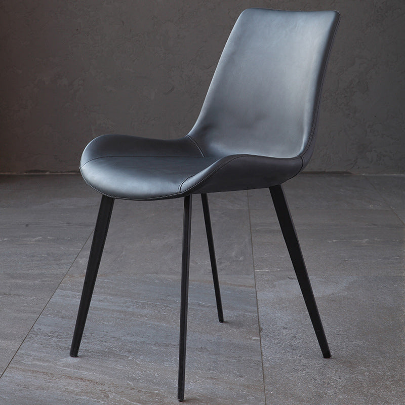 El comedor contemporáneo preside la silla sin brazos curvada de cuero mate de Parsons