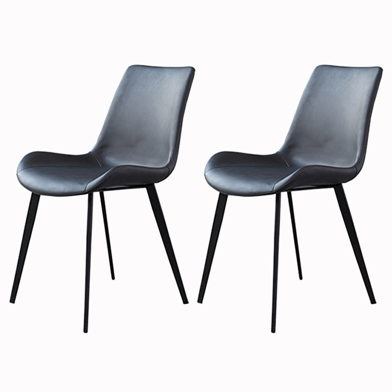 El comedor contemporáneo preside la silla sin brazos curvada de cuero mate de Parsons