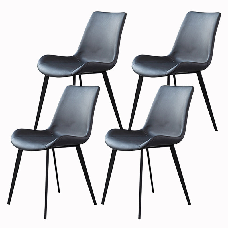 El comedor contemporáneo preside la silla sin brazos curvada de cuero mate de Parsons