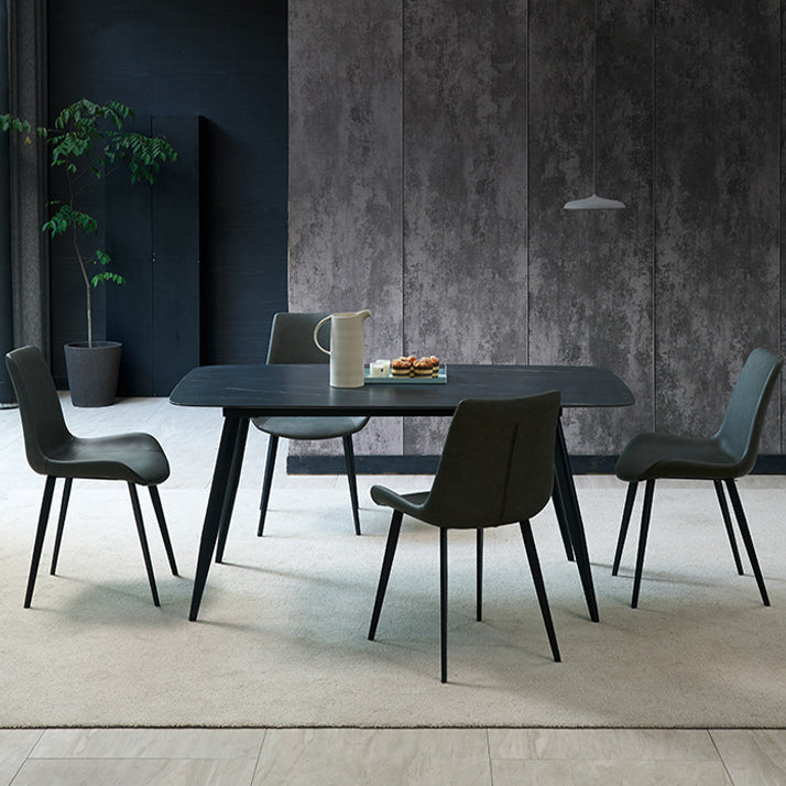 El comedor contemporáneo preside la silla sin brazos curvada de cuero mate de Parsons