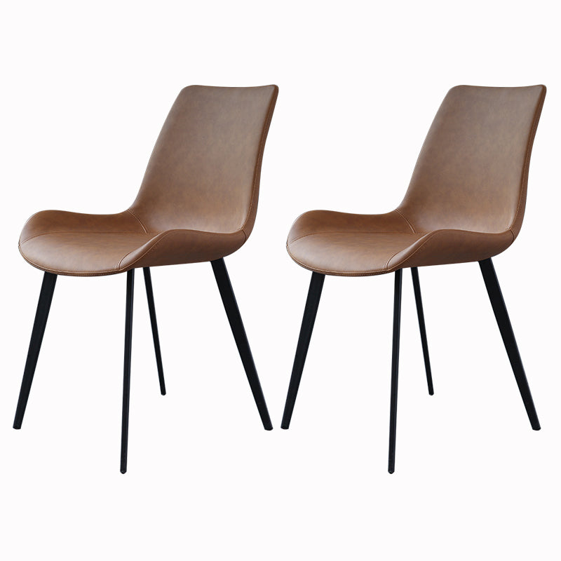 El comedor contemporáneo preside la silla sin brazos curvada de cuero mate de Parsons