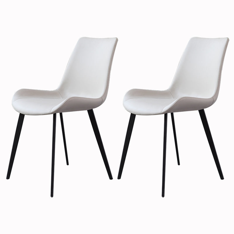 El comedor contemporáneo preside la silla sin brazos curvada de cuero mate de Parsons