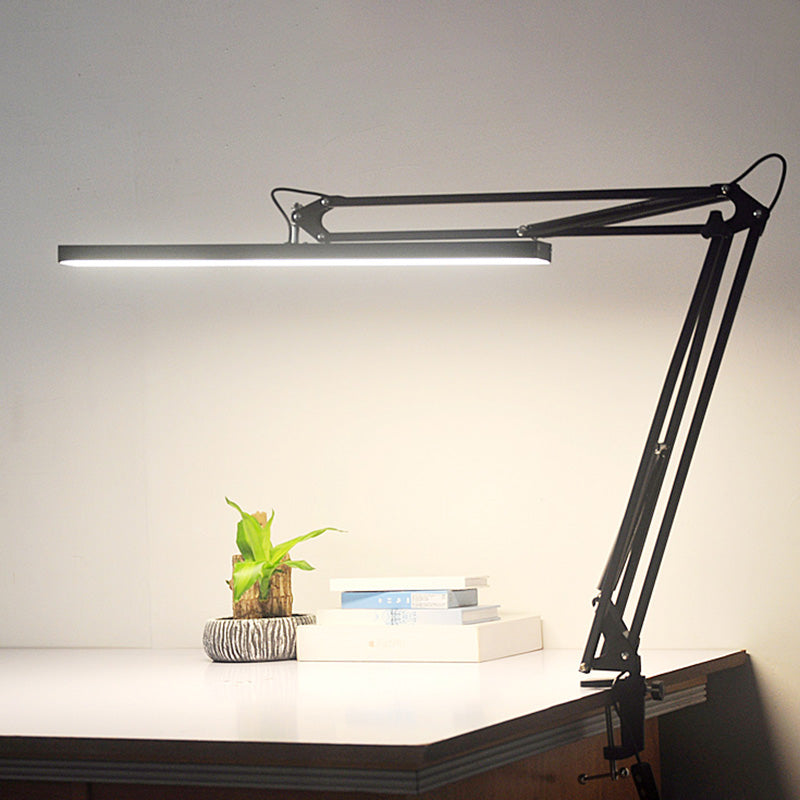 Moderne stijl lineaire nachttafellamp metaal 1 licht nachtkastje lamp in zwarte afwerking
