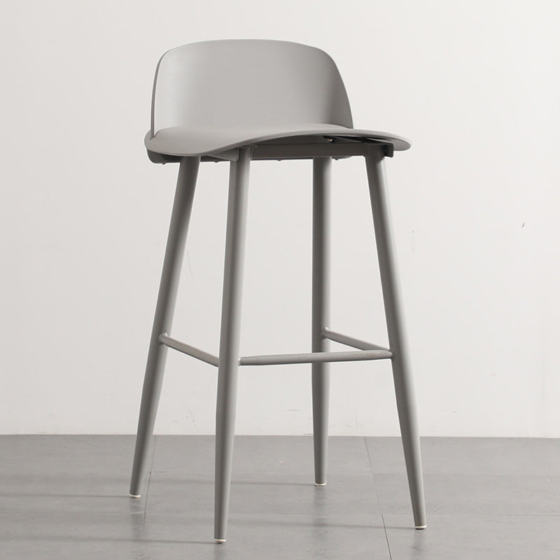 Taburete de bar de estilo industrial, asiento de PP, taburete con patas de metal para barra de cocina