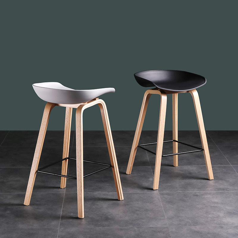 Taburete de bar de madera maciza de estilo moderno con reposapiés, taburete de bar elegante con respaldo bajo