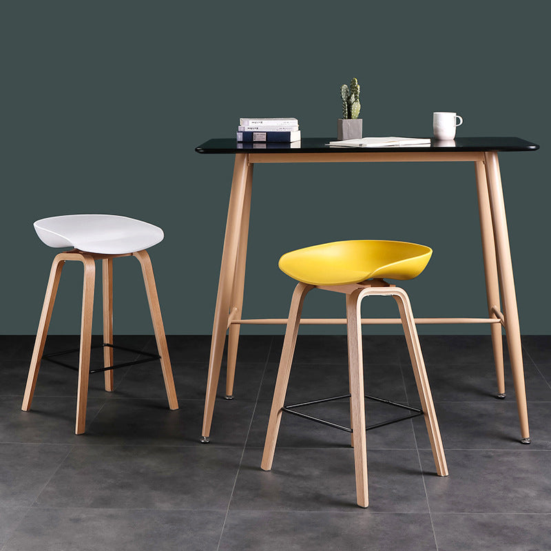Taburete de bar de madera maciza de estilo moderno con reposapiés, taburete de bar elegante con respaldo bajo