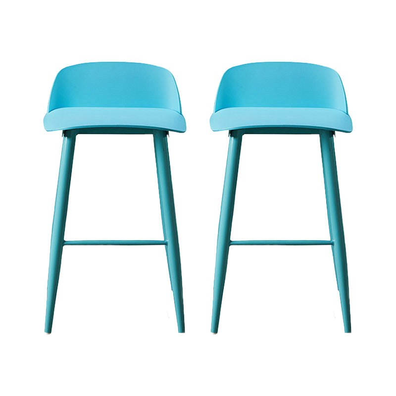 Taburete de asiento de pp de estilo industrial con patas de hierro para barra de cocina