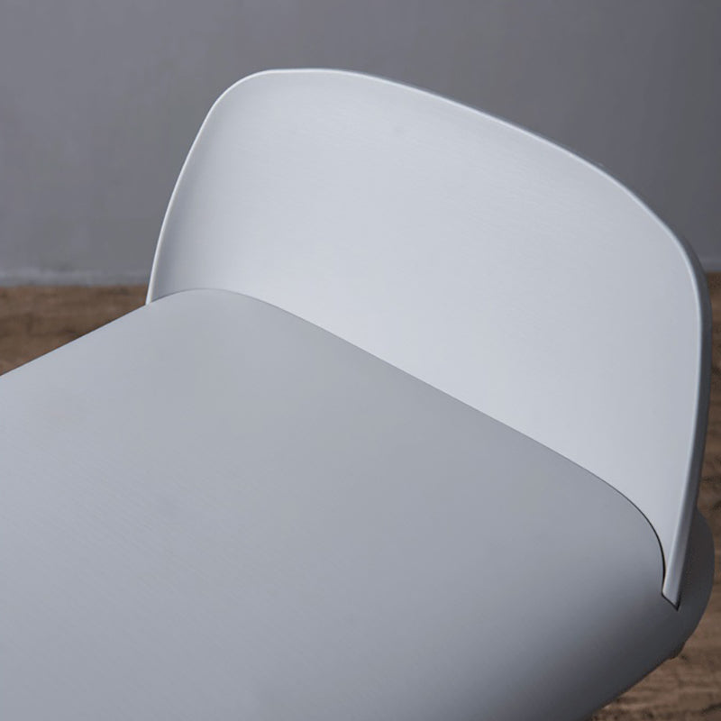 Taburete de asiento de pp de estilo industrial con patas de hierro para barra de cocina