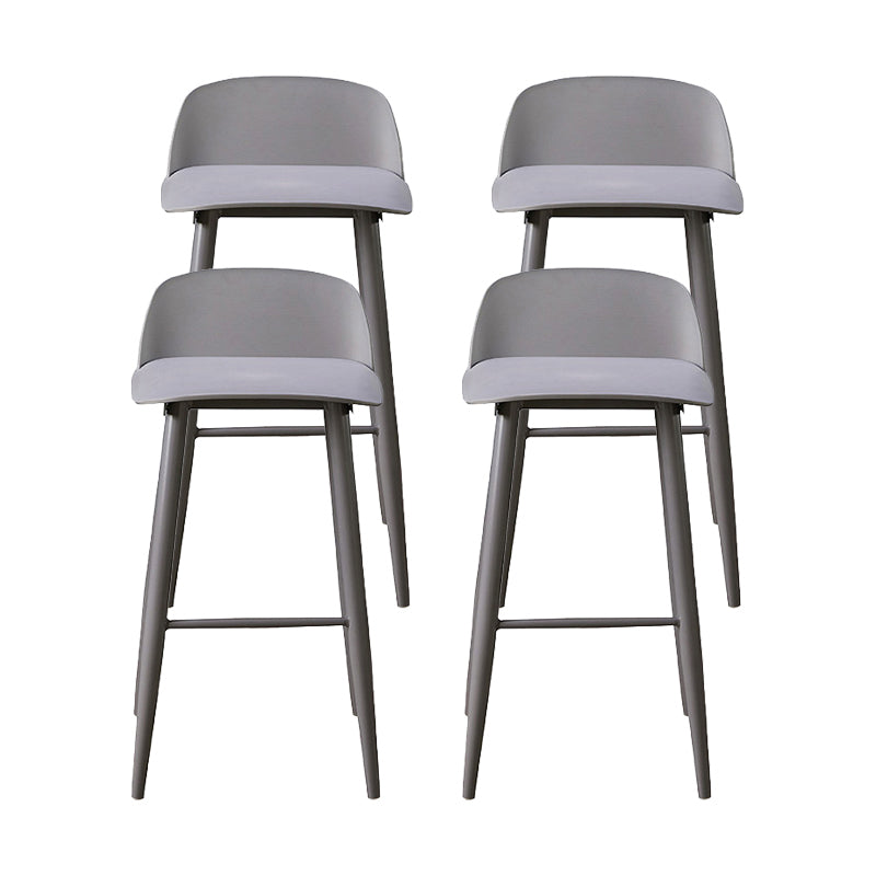 Taburete de asiento de pp de estilo industrial con patas de hierro para barra de cocina