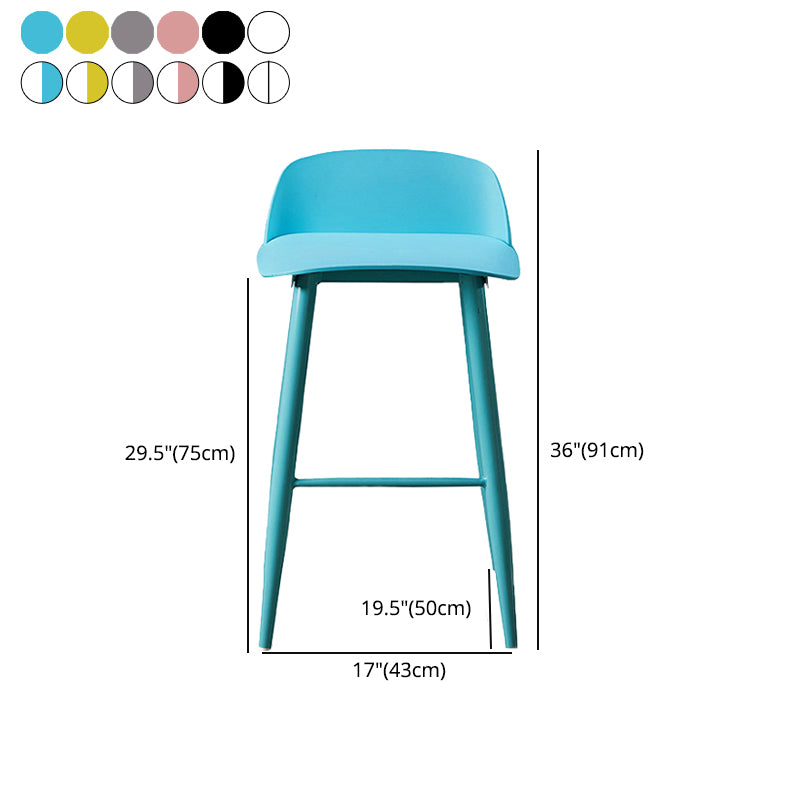 Taburete de asiento de pp de estilo industrial con patas de hierro para barra de cocina