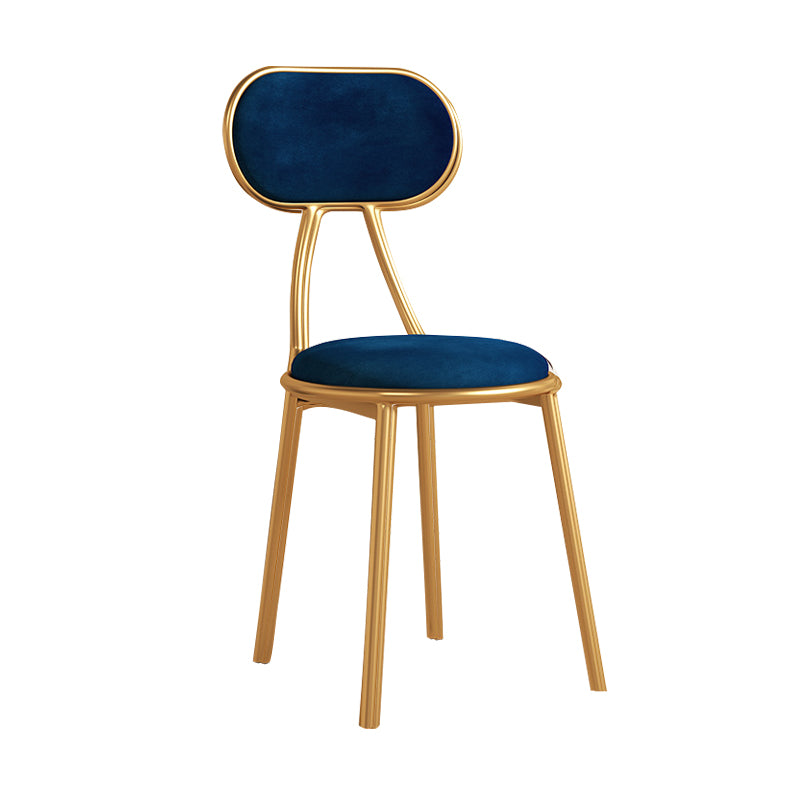 Silla lateral tapizada de diseño nórdico con respaldo abierto