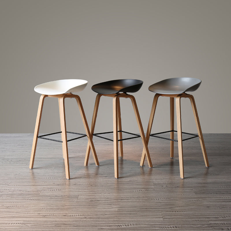 Taburete de bar de estilo escandinavo, patas de madera, asiento cubo PP para barra de mostrador