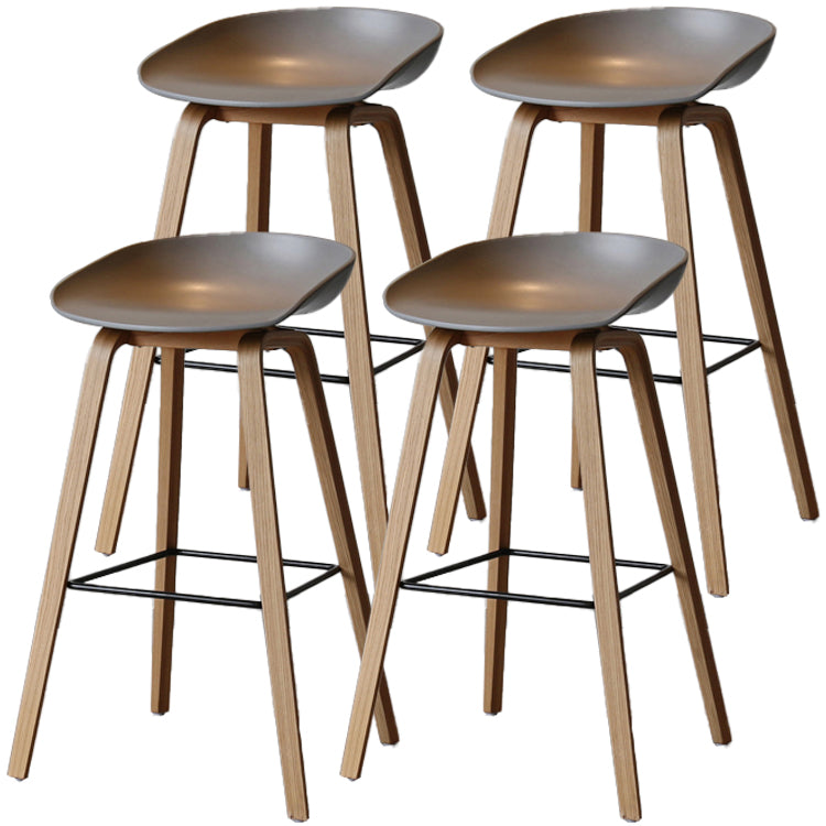 Barhocker im skandinavischen Stil, Holzbeine, PP-Schalensitz für Thekenbar