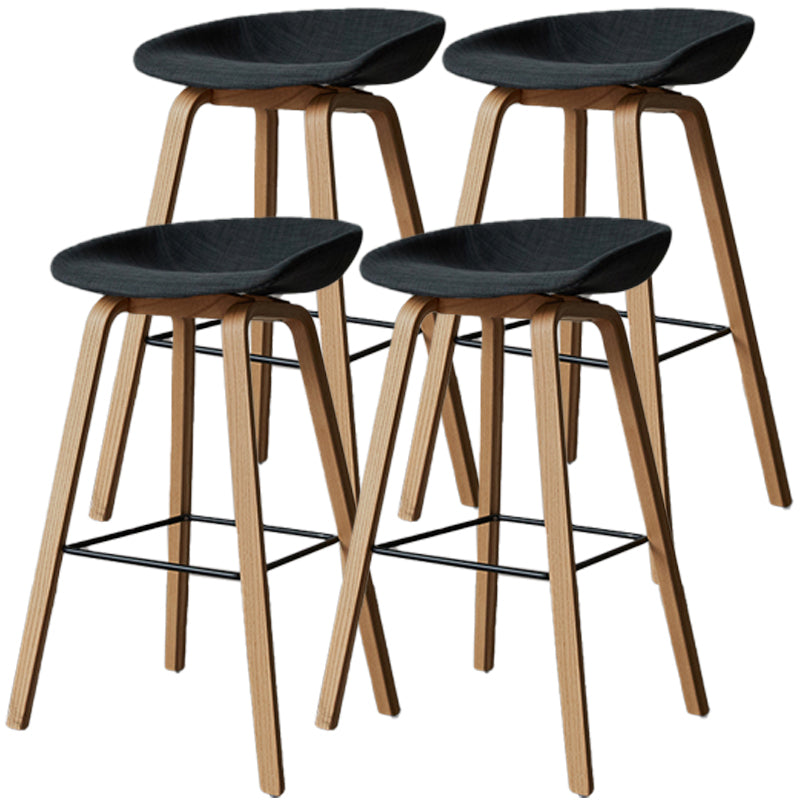 Barhocker im skandinavischen Stil, Holzbeine, PP-Schalensitz für Thekenbar